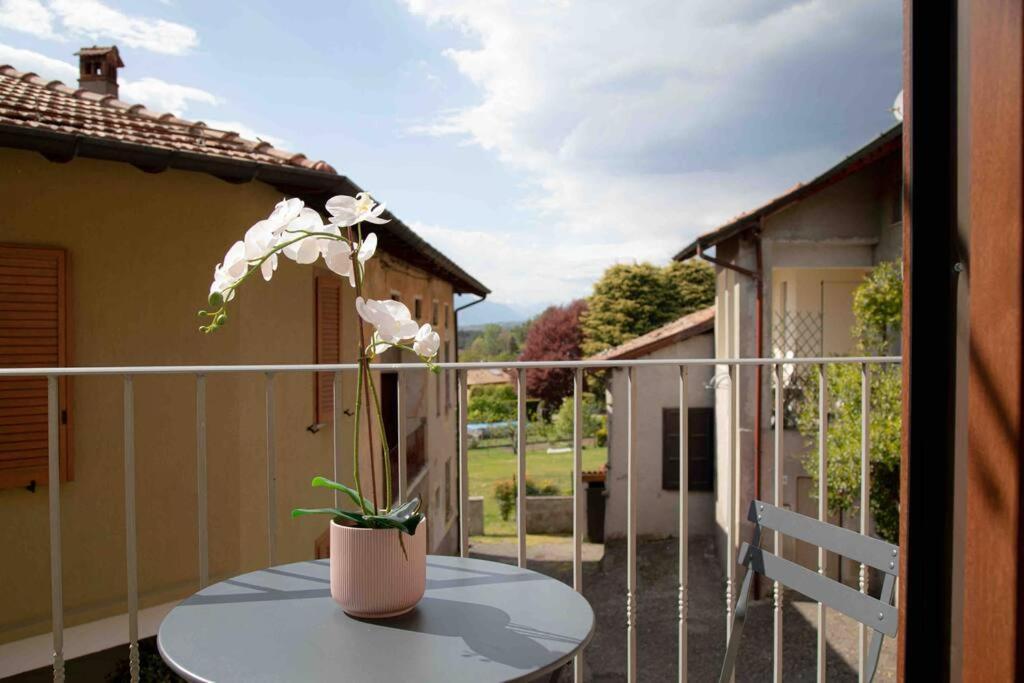 Vista Lago-Appartamento Funzionale Con Vista Varese Eksteriør billede